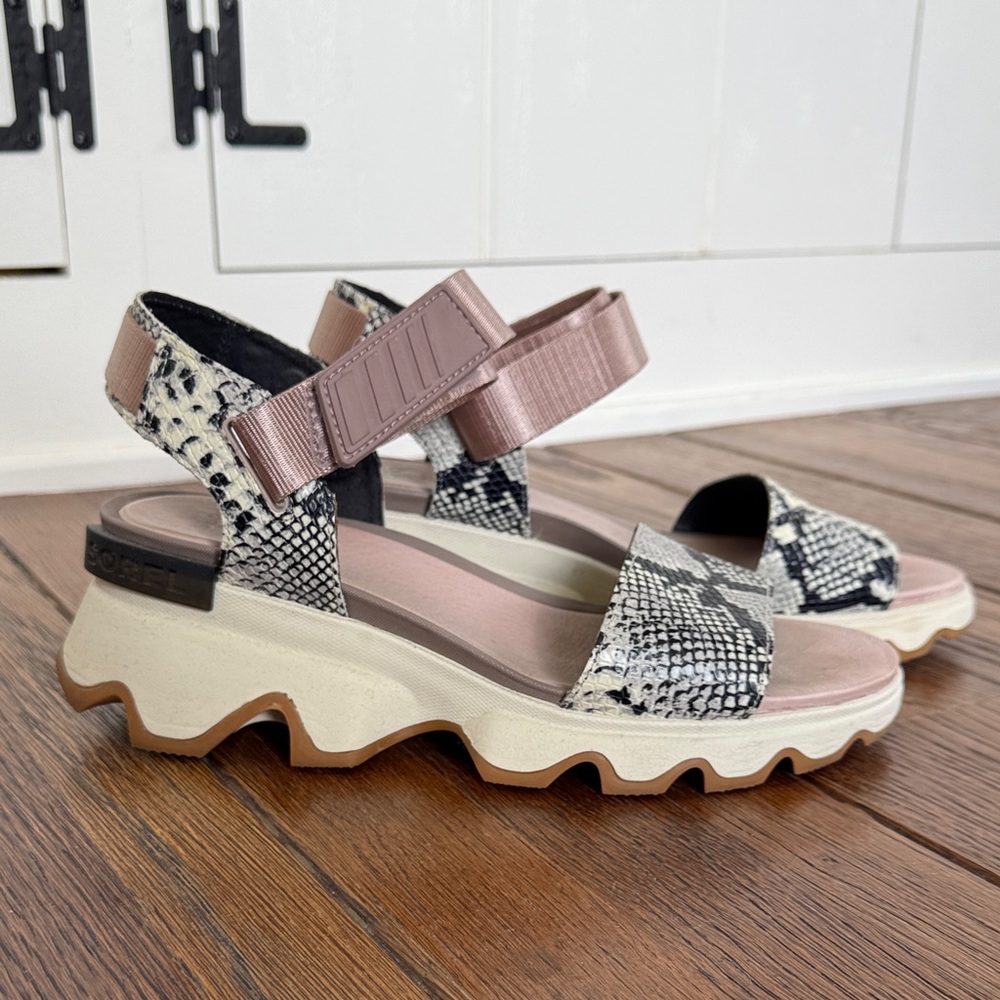 Sorel kinetic impact sandals size 9